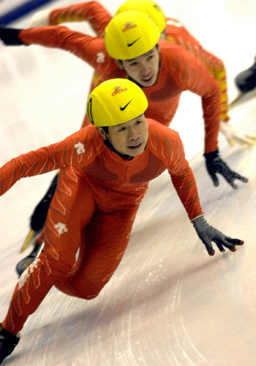 图文:李野短道速滑1500米夺冠 转弯时刻