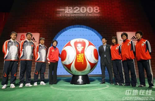 图文-08奥运足球比赛用球“长城之星”在京面世