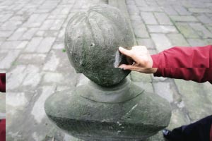 被损坏的烈士雕像