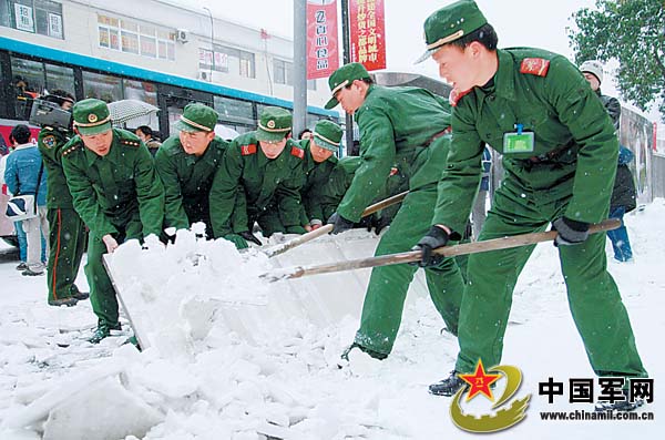 部队官兵和民兵预备役人员紧急抗雪救灾(图)