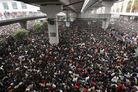 2月1日,聚集在廣州火車站附近的乘客等候進站.