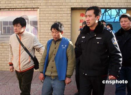 图为陈抢粮被押解回沈阳。 中新社发 沈警 摄