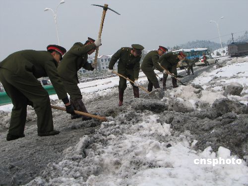 解放军官兵铲雪疏通高速公路出口