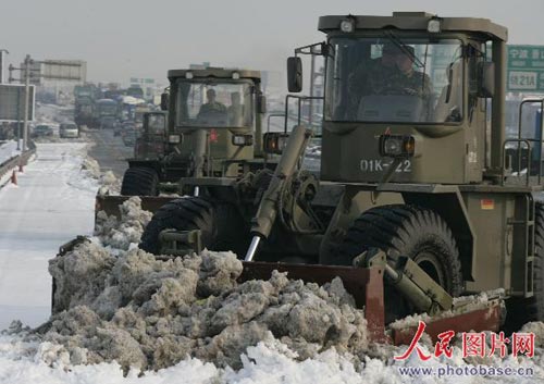 2月3日,驻浙某集团军军长蒋谟祥少将在高速交通地图边指挥破冰
