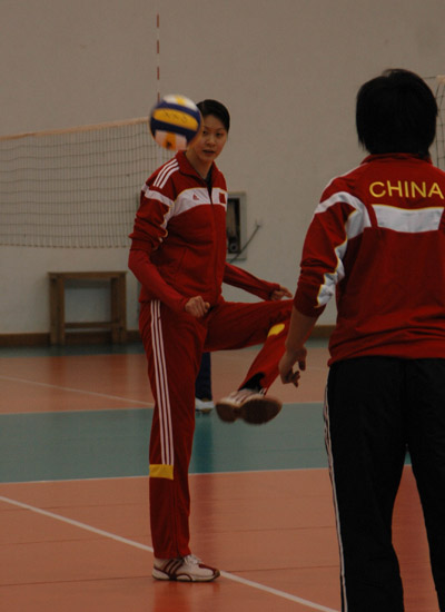 图文：中国女排足球训练 赵蕊蕊左脚功夫了得