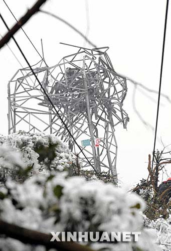 郴州电力大救援 万人爬冰卧雪救"孤城(组图)