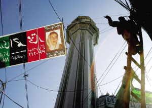 12日，在古杰拉特街头，工人在悬挂巨幅选举广告横幅。新华社/法新