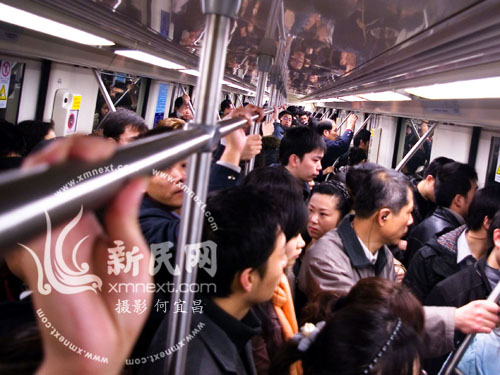 1月11日，新民网实地拍摄地铁八号线上班高峰期人多拥挤（图片来源：新民网）