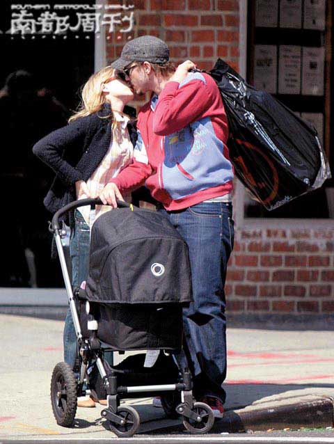 2006年3月,希斯和米歇尔带着女儿散步,当众亲吻