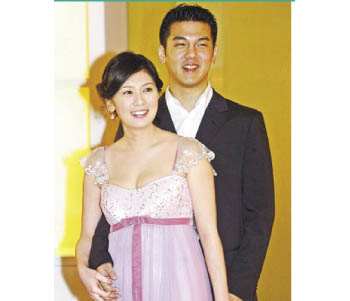 贾静雯（左）2年多前和老公现身爱女双满月酒，当时体态丰腴61公斤。
