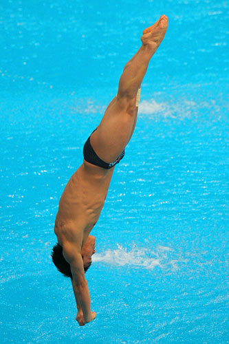 何冲跳水运动员图片