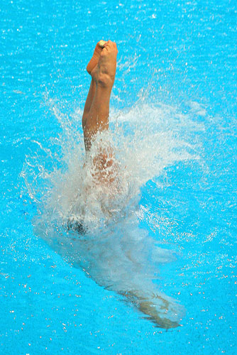 图文:跳水世界杯男子三米板预赛 入水溅起水花