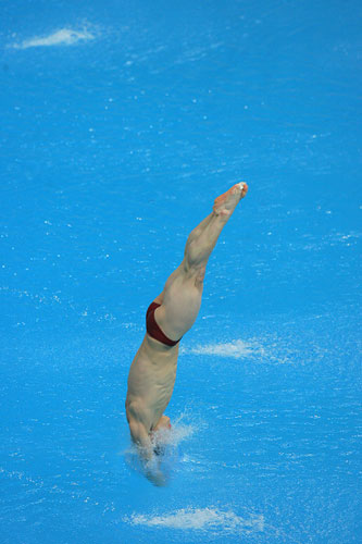 图文跳水世界杯男子三米板预赛秦凯完美入水