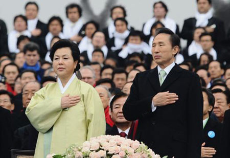 李明博与夫人金润玉在就职仪式上