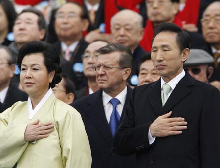 李明博和夫人金润玉在就职仪式上