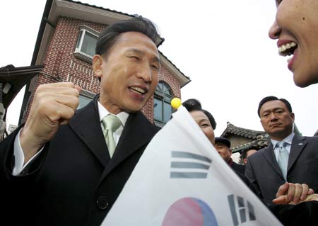 李明博离开嘉会洞私宅前与邻居们告别