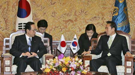 李明博在青瓦台同到访的日本首相福田康夫举行首脑会谈