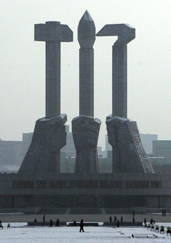 在主体纪念塔的边上，有一个巨大的朝鲜劳动党党徽。