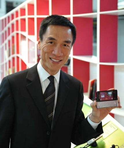 索尼爱立信集团副总裁兼中国区主管卢健生先生展示X1
