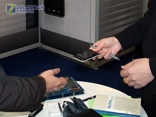CeBIT:չ̨һ M8ع 