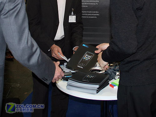 CeBIT:չ̨һ M8ع 