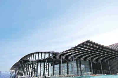 国家体育馆 以中国折扇为设计灵感,采取由南向北的波浪式造型