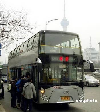 公交車亮相三環路,它們將在本月10日替換下特8路內環原有的舊雙層車