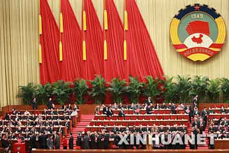 3月13日，全国政协十一届一次会议在北京人民大会堂举行第四次全体会议，选举十一届全国政协主席、副主席、秘书长和常务委员。这是委员在投票。 新华社记者庞兴雷摄