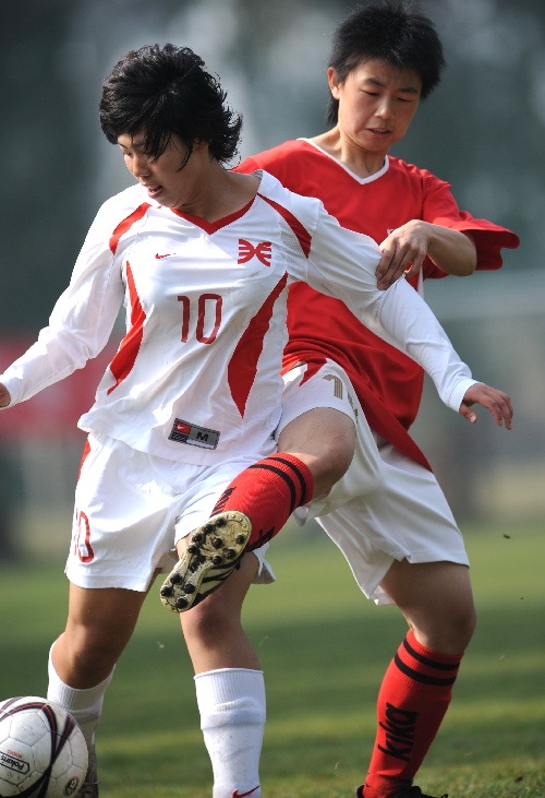女足足协杯八分之一决赛:北京胜武汉 3月14日,北京队球员古雅沙(左)与