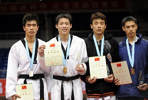 解放軍三亞選手李亮(左二)獲得冠軍,山西跆健選手鄭義(左一)獲得亞軍