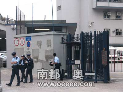 油麻地警署不时有巡更警察进出，并与守在门口的记者打招呼。