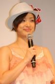 图文：日本女星助阵花游队 表情含笑