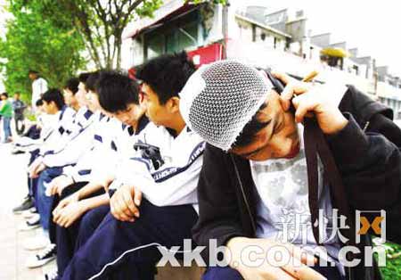 几名同学在医院治疗后不敢回校。