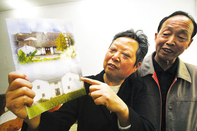 昨日，北碚，钟家姐弟展示登有父亲事迹的杂志 记者 钟志兵 摄