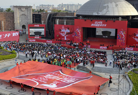 巨幅可口可乐奥运旗帜在圣火点燃瞬间出现现场
