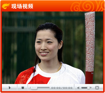 视频：北京奥运圣火希腊传递 罗雪娟完成第二棒交接