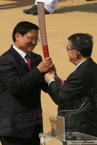 图为北京奥组委主席刘淇接过圣火。(摄影/程宫)