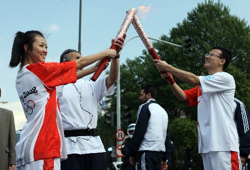 (北京奥运)(4)奥运圣火在雅典传递   3月30日,中国火炬手王安妮(左)