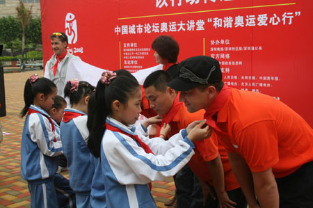深圳东升实验学校小学生向爱心船队献红领巾