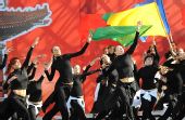 图文：奥运圣火在圣彼得堡传递结束 表演舞蹈