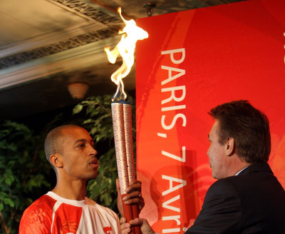 奥运会火炬传递 境外接力 巴黎火炬传递 火炬传递新闻在传递启动仪式