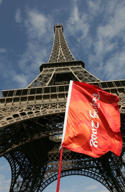 图文:圣火巴黎站传递 埃菲尔铁塔下的奥运旗帜