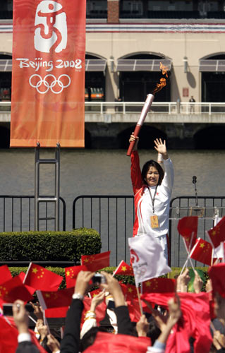 前奥运冠军，世界游泳名将林莉高举火炬