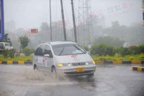 坦桑尼亚：我从漏雨的媒体上拍摄的指挥车