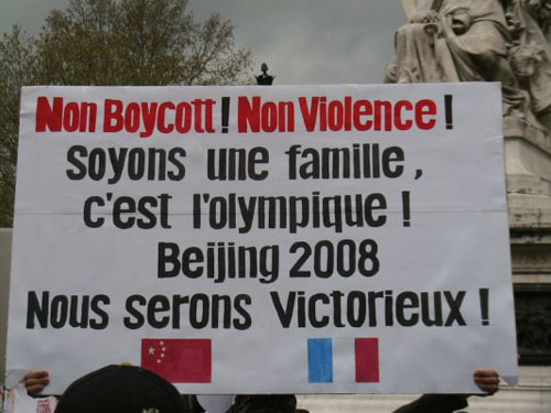 巴黎4·19华人万人集会：打出反暴力的口号
