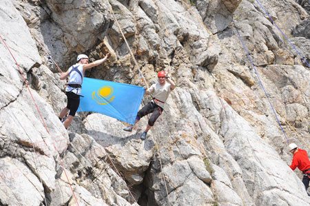攀岩者打出哈萨克斯坦的国旗（李东雷摄）