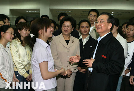 2006年5月4日，温家宝与北师大学生共度五四青年节