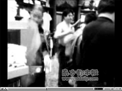 当众裸上身试衣