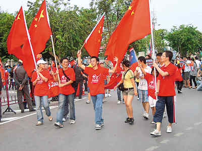 挥舞国旗的中国留学生。