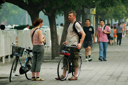 图文：外国人生活在北京 闲逛地安门大街